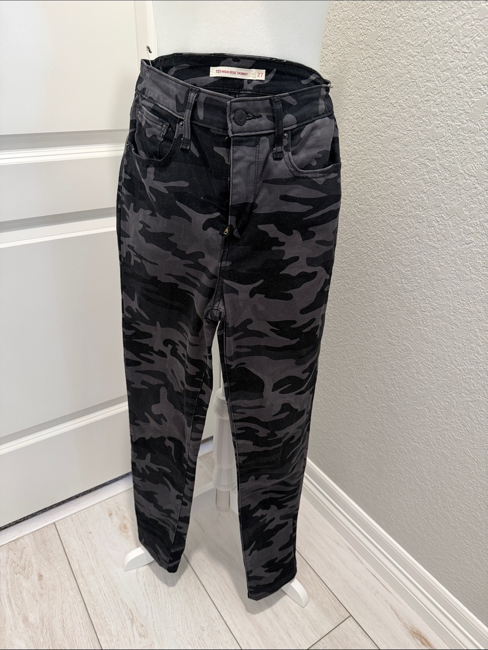 Levi's women's skinny jeans Black & Gray Camouflage Chinos